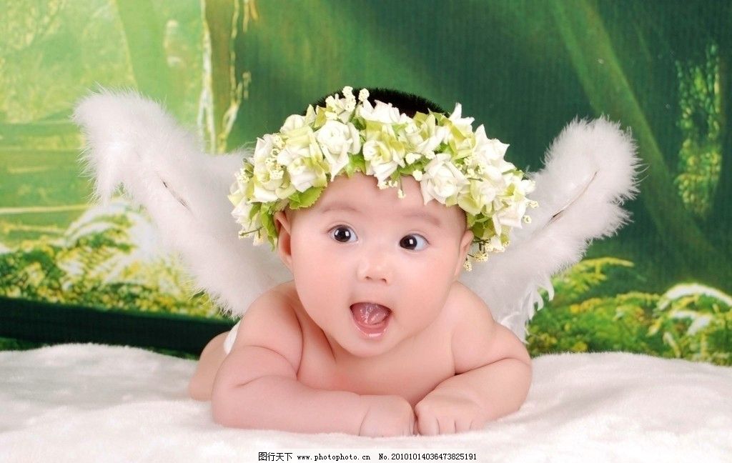 可爱小宝宝 可爱 小宝宝 男宝宝 幼儿 小男孩 圆圆脸蛋 骨溜眼睛 藕节手臂 肉团小手小脚 水嫩肌肤 头戴花环 卧趴姿势 天真无暇 惹人喜爱 柔软床褥 可爱的下一代 儿童幼儿 人物图库 摄影 300DPI JPG