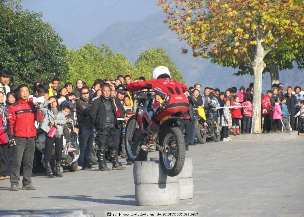 摩托车特技表演