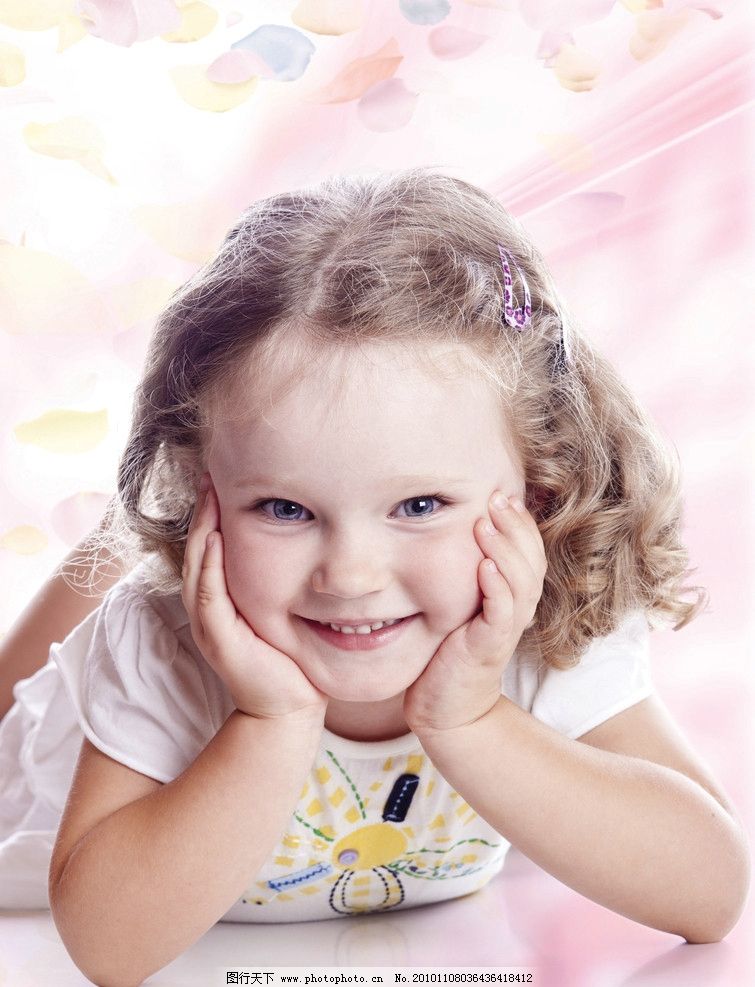女孩 外国 粉色 花瓣 笑容图片