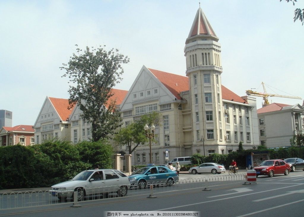 欧式建筑 欧式 建筑 建筑群 晴天 屋脊 红色 红瓦 方形窗户 圆柱 锥形 宫殿 城堡 报刊亭 树 72dpi 天津游 国内旅游 旅游摄影 摄影 72DPI JPG