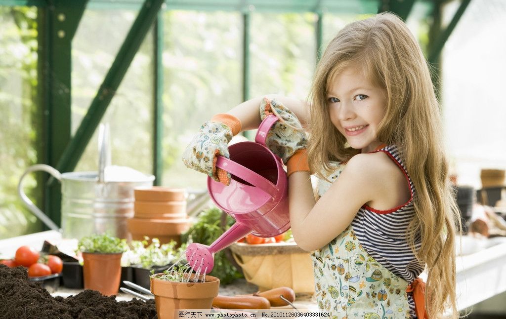 正在给花浇水的漂亮小女孩图片