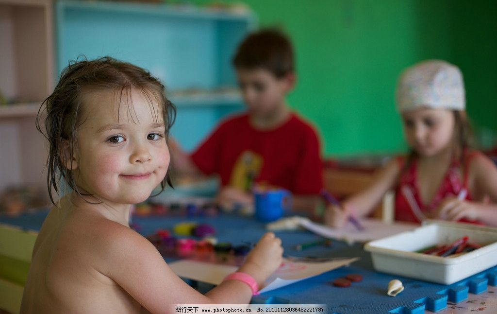 我还是一个爱劳动的孩子,在家里,扫地,擦桌子,擦