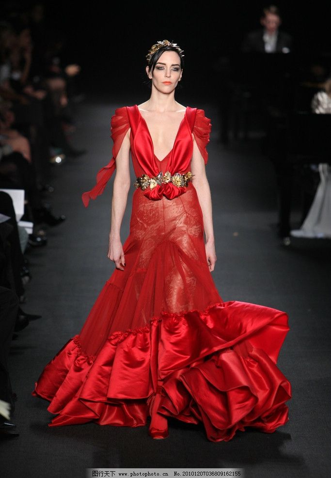 红色裙子女模特图片