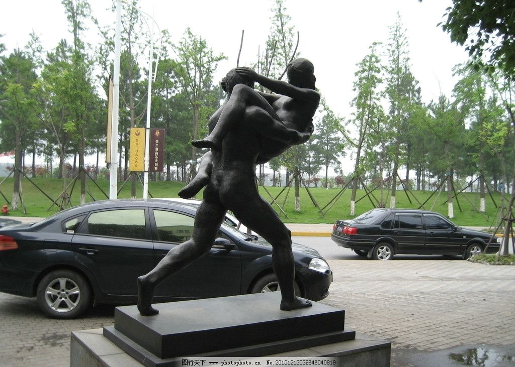 北欧风情人物雕塑图片