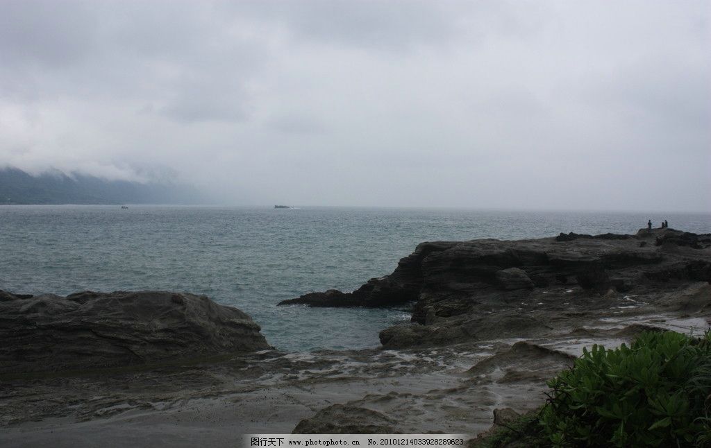 海边 台湾 岩石 礁石 沙滩 水 海水 远山 云雾 海平面 雨后 草 绿叶